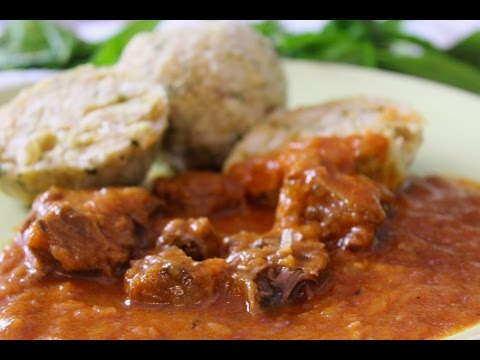 Wiener Saftgulasch (Rindsgulasch) mit Semmelknödeln